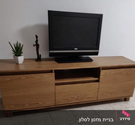 ארון עץ עם טלוויזיה עליונה